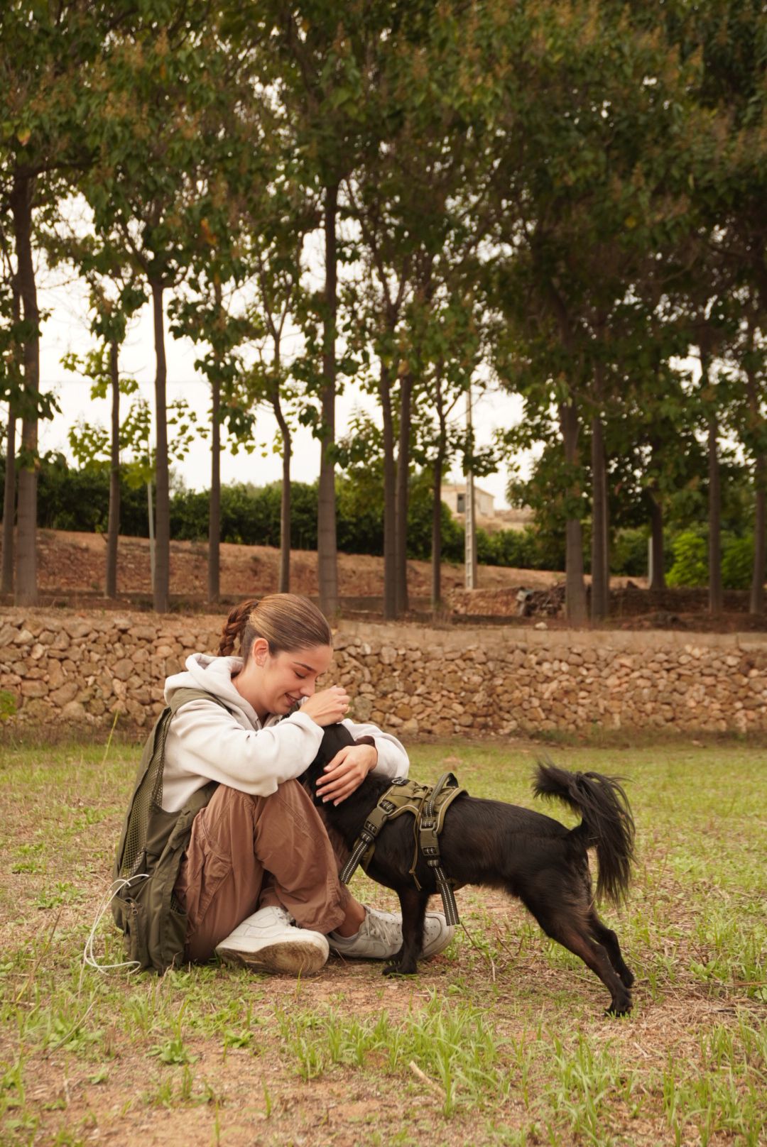 Blanca trabajando con un perro en exterior