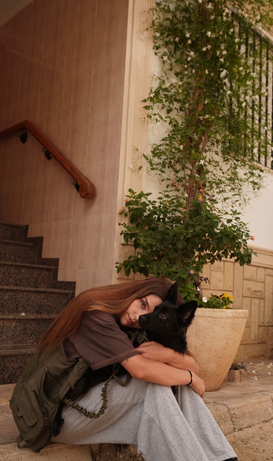 Blanca abrazando a su perro